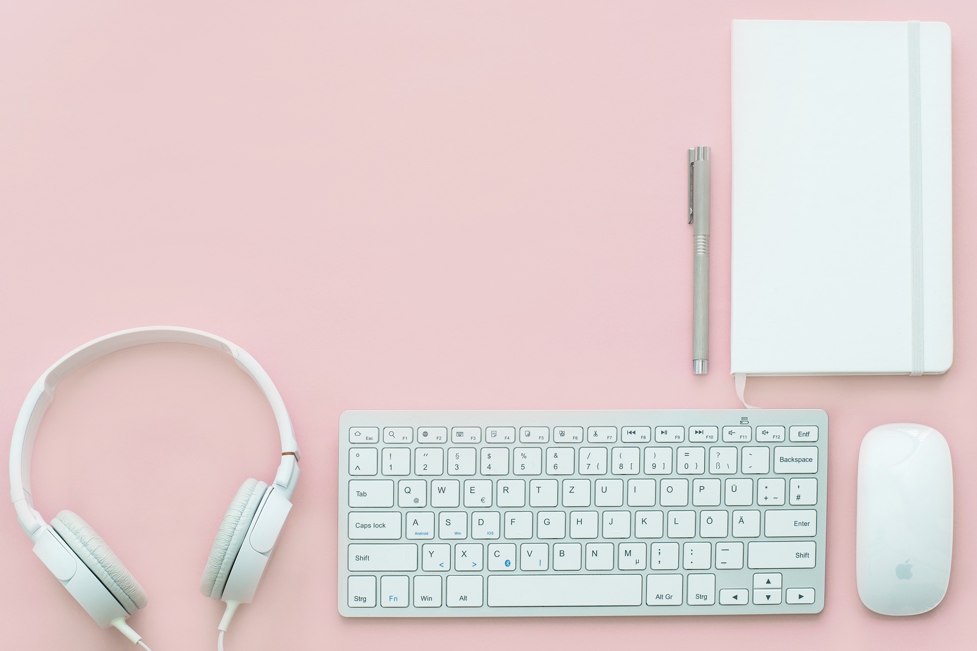 Clavier, carnet fermé et stylo sur un bureau pour préparer ses formalités en ligne.